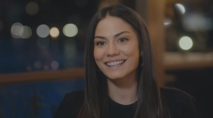 Zeynep è a cena con Nesrin, Tarik e Baris in “My Home My Destiny”. Credits: Cattura schermo/YouTube.