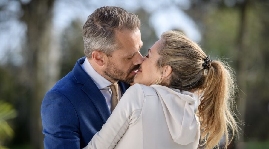 Da sinistra: Sven Waasner (Erik Vogt) e Tanja Lanäus (Yvonne Klee) in una scena di “Tempesta D'Amore”. Credits: Das Erste/RTI Mediaset. (Tempesta d'amore 18 gennaio 2024).