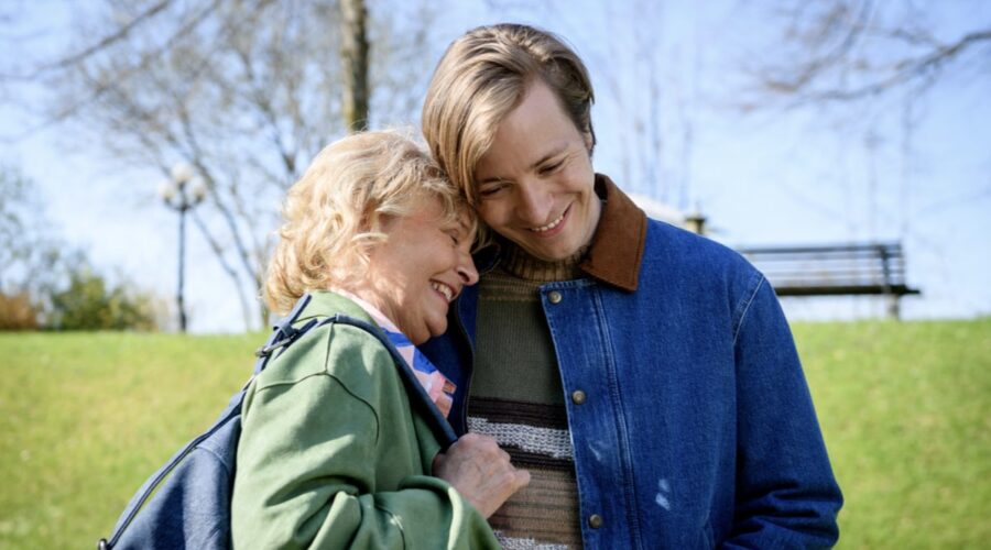 Da sinistra: Johannes Huth (Gerry) e Sabine Werner (Helene) in una scena di “Tempesta D'Amore”. Credits: Das Erste/RTI Mediaset. (Tempesta d'amore 20 gennaio 2024)