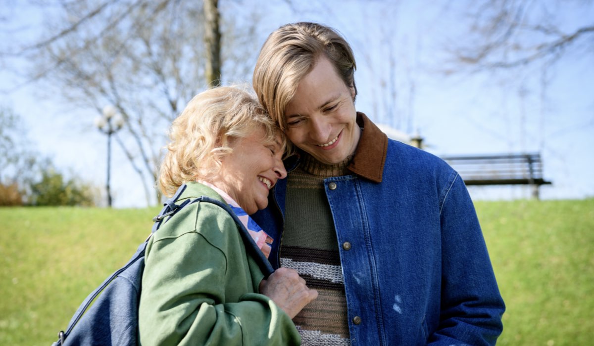 Da sinistra: Johannes Huth (Gerry) e Sabine Werner (Helene) in una scena di “Tempesta D'Amore”. Credits: Das Erste/RTI Mediaset. (Tempesta d'amore 20 gennaio 2024)