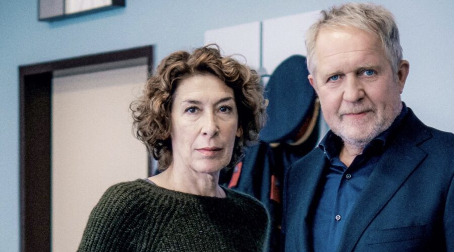 Da sinistra: Bibi Fellner (Adele Neuhauser) e Moritz Eisner (Harald Krassnitzer) in una scena di “Tatort Vienna 2024”. Credits: Giallo.