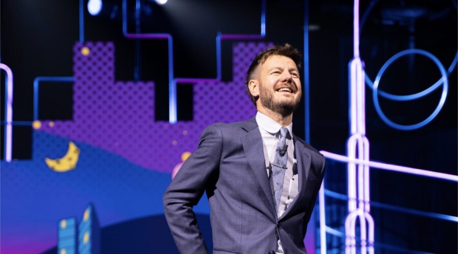 Stasera c’è Cattelan… su Rai 2 riparte con Angelina Mango e Massimiliano Caiazzo. Credits: Rai.