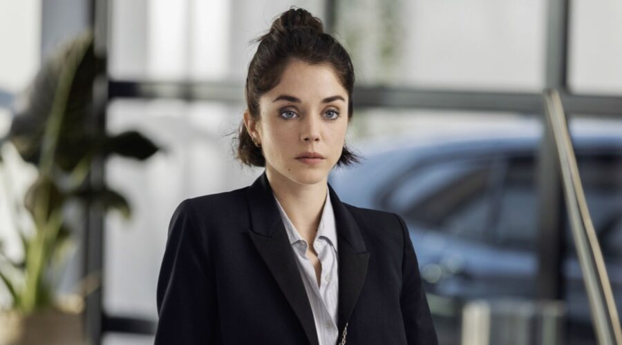 Alice Isaaz (Roxane) in una scena di “66-5 Roxane Bauer Avvocata Penalista”. Credits: RTI Mediaset.