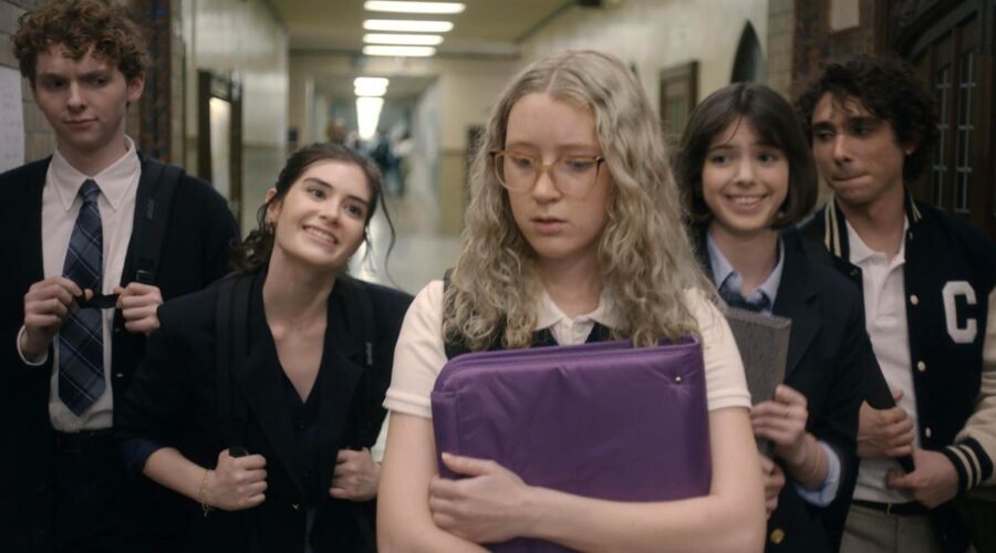 Jessica Barden in una scena della terza stagione di “American Horror Stories” dal titolo “Bestie”. Credits: Disney+.