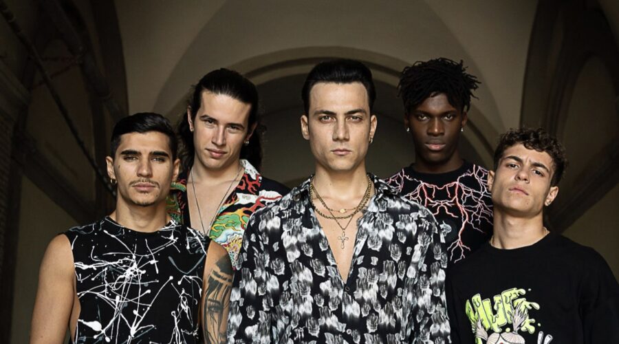 Da sinistra: Antonio D'Aquino (Milos), Francesco Panarella (Cucciolo), Matteo Paolillo (Edoardo Conte), Salahudin Tijani Imrana (Dobermann) e Giuseppe Pirozzi (Micciarella) in “Mare Fuori 4”. Credits: Sabrina Cirillo/Rai.