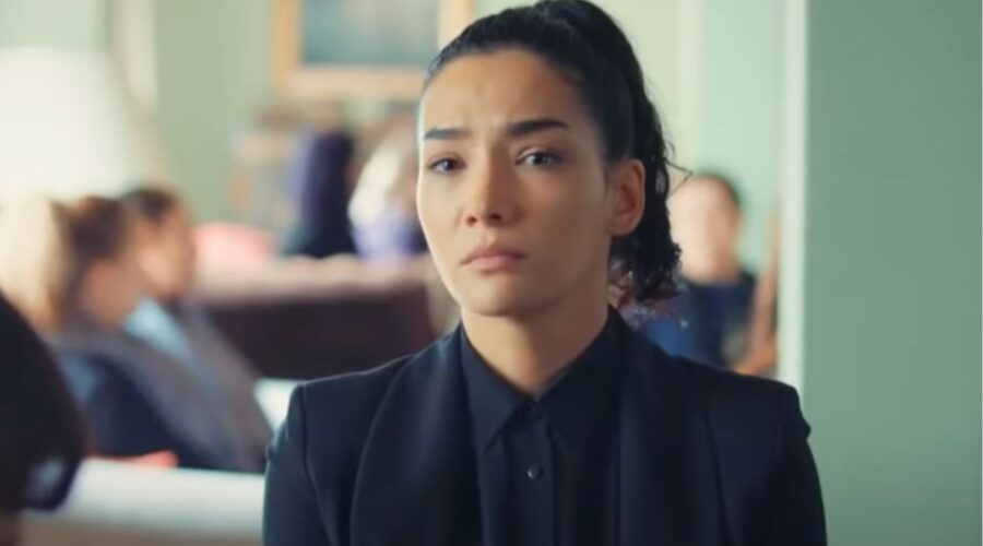 Aybüke Pusat interpreta Günes in “Dreams and Realities”. Credits: Cattura schermo/YouTube.