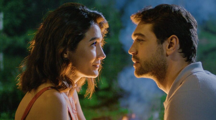Da sinistra: Aybüke Pusat (Selin) e Furkan Andic (Demir) in una scena di “Everywhere I Go - Coincidenze d'amore”. Credits: Mediaset Infinity.