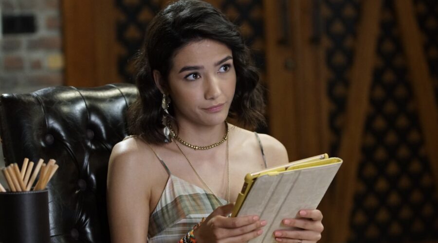 Aybüke Pusat (Selin) in una scena di “Everywhere I Go - Coincidenze d'amore”. Credits: Mediaset Infinity.