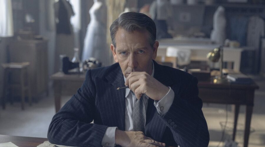Ben Mendelsohn (Christian Dior) in una scena di “The New Look” Credits: Apple Tv Plus.
