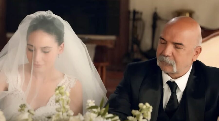 Da sinistra: Betül e Çolak si sposano in “Terra Amara”. Credits: Cattura schermo/YouTube.