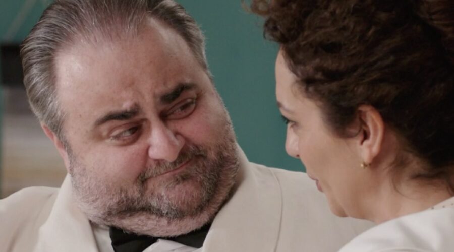 Da sinistra: Massimo Cagnina (Ciro Puglisi) e Gioia Spaziani (Concetta Puglisi) in una scena della puntata 106 de “Il Paradiso Delle Signore 8”. Credits: Rai.