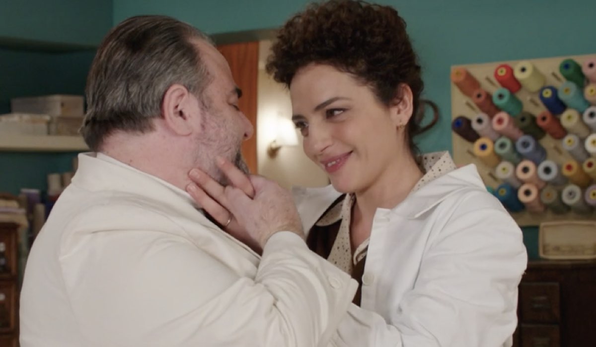 Da sinistra: Massimo Cagnina (Ciro Puglisi) e Gioia Spaziani (Concetta Puglisi) in una scena della puntata 106 de “Il Paradiso Delle Signore 8”. Credits: Rai.