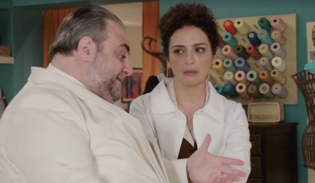 Da sinistra: Massimo Cagnina (Ciro Puglisi) e Gioia Spaziani (Concetta Puglisi) in una scena della puntata 106 de “Il Paradiso Delle Signore 8”. Credits: Rai.