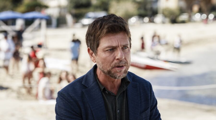Claudio Gioè (Saverio Lamanna) in una scena di “Màkari 3”. Credits: Rai.