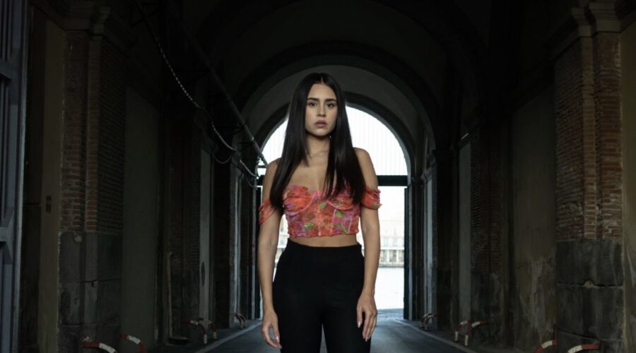 Clotilde Esposito (Silvia Scocco) in un posato per “Mare Fuori 4”. Credits: Sabrina Cirillo/Rai.