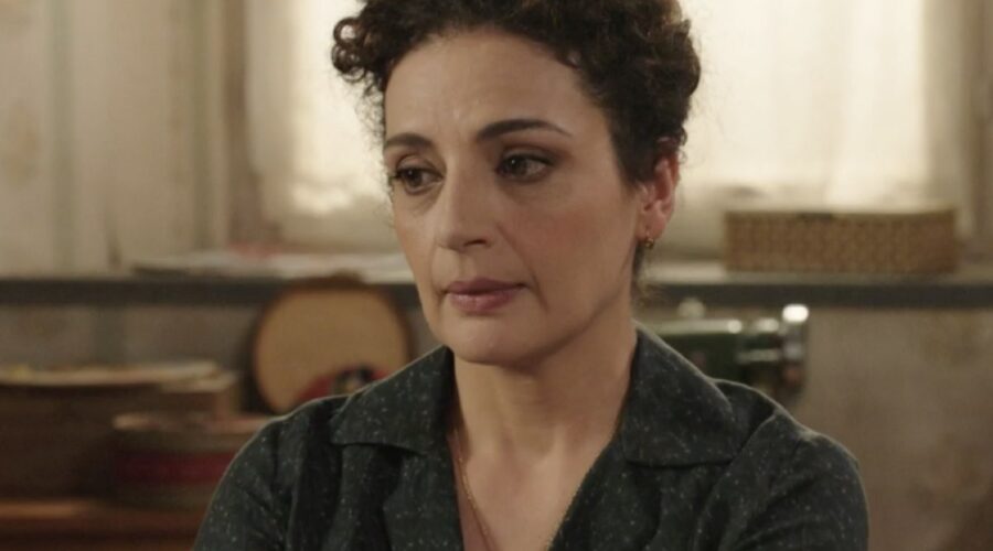 Gioia Spaziani (Concetta Puglisi) in una scena della puntata 95 de “Il Paradiso Delle Signore 8”. Credits: Rai.