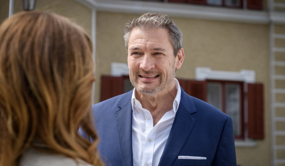 Dieter Bach interpreta Christoph Saalfeld in una scena di “Tempesta D'Amore”. Credits: Das Erste/RTI Mediaset. (Tempesta D'Amore 8 febbraio 2024)