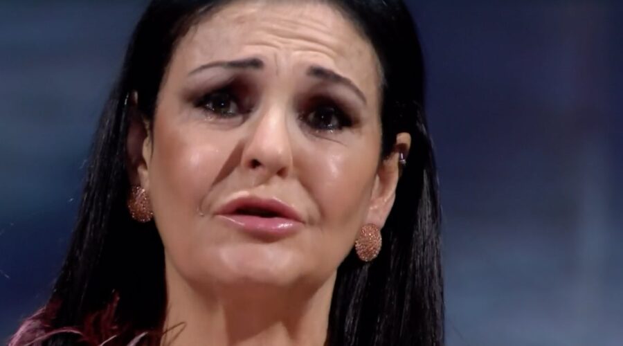 Daniela Di Maggio, la mamma di Giovanbattista Cutolo sul palco nel corso della prima serata della 74esima edizione del Festival di Sanremo per ricordare il figlio. Credits: Rai