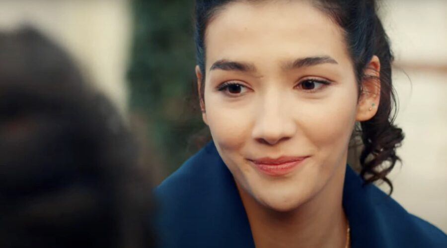 Aybüke Pusat interpreta Günes in “Dreams and Realities”. Credits: Cattura schermo/YouTube.