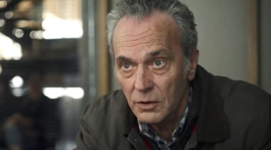 José Coronado interpreta Tirso Abantos in una scena della terza stagione di “Entrevías”. Credits: Cattura schermo/YouTube.