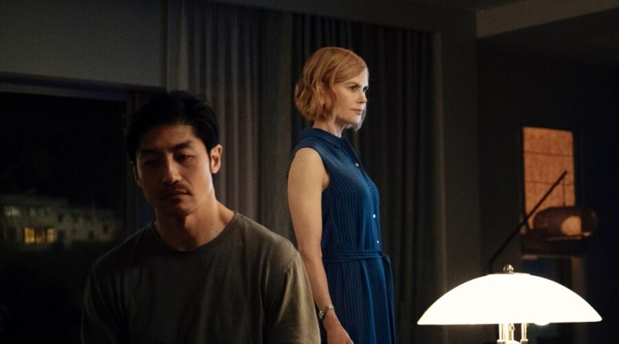 Da sinistra: Clarke (Brian Tee) e Margaret (Nicole Kidman) in una scena di “Expats”. Credits: Atsushi Nishijima/Prime Video. Copyright: Amazon MGM Studios.