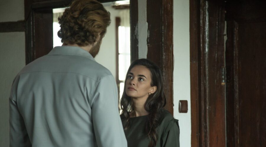 Da sinistra: Fikret (Furkan Palali) e Hande Soral (Ümit Kahraman/Ayla Özden) in una scena di ”Terra Amara”. Credits: RTI Mediaset.