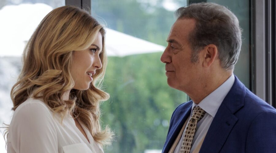 Da sinistra: Fiorenza D'Antonio (Lucilla Altieri) e ​Massimo Ghini (Manlio De Vitis) in una scena di “Gloria”. Credits: Rai.