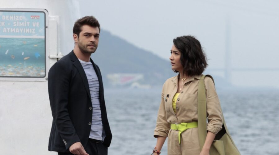 Da sinistra: Furkan Andic (Demir) e Aybüke Pusat (Selin) in una scena di “Everywhere I Go - Coincidenze d'amore”. Credits: Mediaset Infinity.