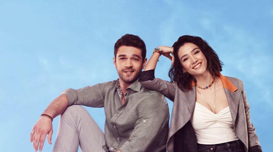 Da sinistra: Furkan Andic (Demir) e Aybüke Pusat (Selin) nella locandina di “Everywhere I Go - Coincidenze d'amore”. Credits: Mediaset Infinity.