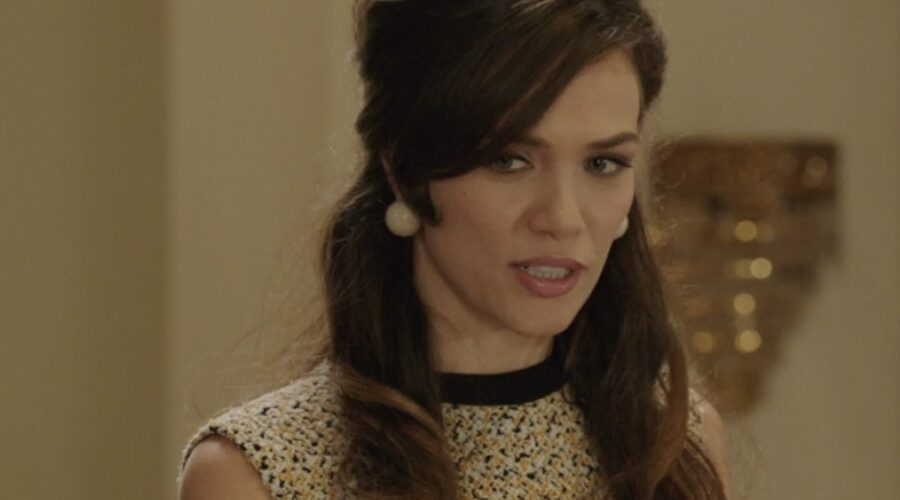 Gloria Radulescu (Marta Guarnieri) in una scena della puntata 98 de “Il Paradiso Delle Signore 8”. Credits: Rai.