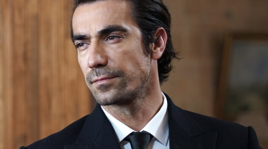 İbrahim Çelikkol (Hakan Gümüşoğlu alias Mehmet Kara) in una scena di “Terra Amara“. Credits: RTI Mediaset.