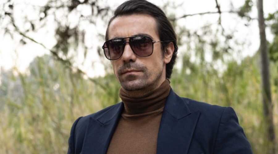 İbrahim Çelikkol (Hakan Gümüşoğlu alias Mehmet Kara) in una scena di “Terra Amara“. Credits: RTI Mediaset.