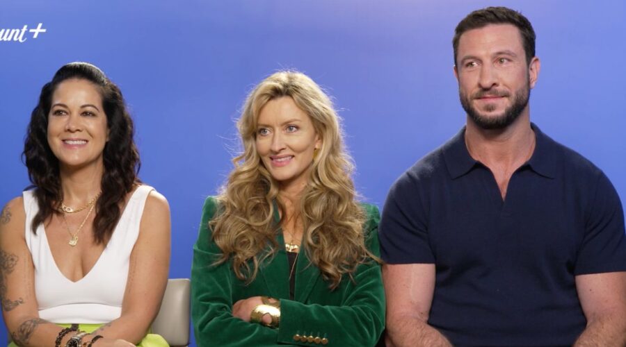 Da sinistra: Kiki Wolfkill, Natascha McElhone e Pablo Schreiber nell'intervista per “Halo” su Tvserial.it. Credits: Cattura schermo/Tvserial.it.