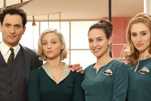 Da sinistra: Alessandro Tersigni (Vittorio Conti), Francesca Del Fa ((Irene Cipriani), Silvia Bruno (Agata Puglisi), Ilaria Maren (Delia Bianchetti) in un posato per “Il Paradiso Delle Signore 8”. Credits: P. Bruni e Rai.