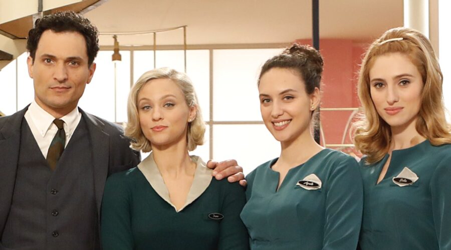 Da sinistra: Alessandro Tersigni (Vittorio Conti), Francesca Del Fa ((Irene Cipriani), Silvia Bruno (Agata Puglisi), Ilaria Maren (Delia Bianchetti) in un posato per “Il Paradiso Delle Signore 8”. Credits: P. Bruni e Rai.