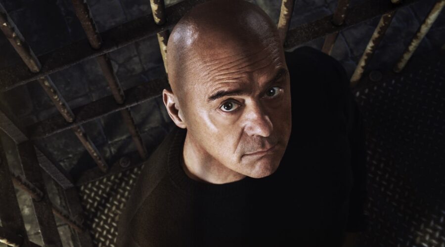 “Il Re”, Luca Zingaretti nella key art della seconda stagione. Credits: Sky Italia.