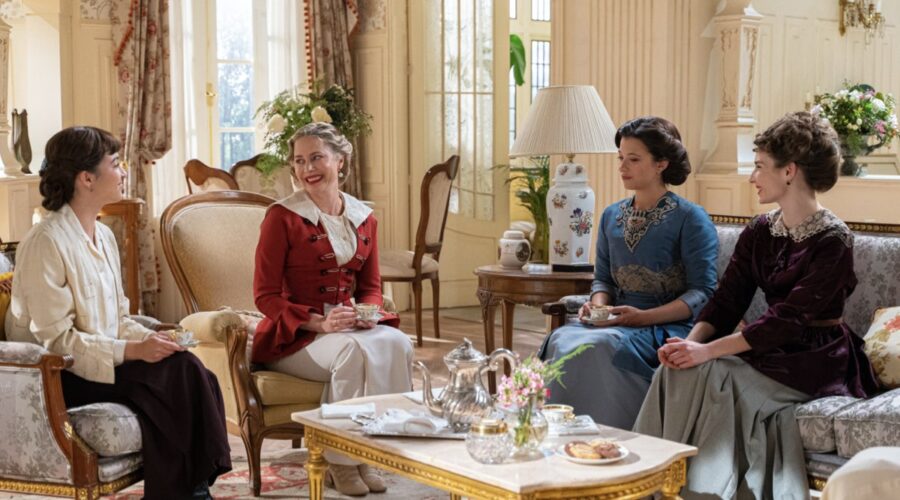 Da sinistra: Carmen Asecas (Catalina Luján), Lisi Linder (Baronessa Grazalena), Amparo Piñero (Martina Luján) e Julia Martínez (Beatriz Oltra) in una scena de “La Promessa”. Credits: RTI Mediaset.