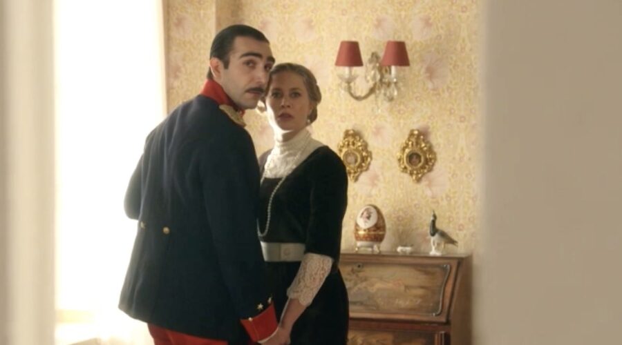 Da sinistra: Lorenzo De La Mata (Guillermo Serrano) ed Elisa, la baronessa di Grazalema (interpretata da Lisi Linder) in una scena de “La Promessa”. Credits: Cattura schermo/RTI Mediaset.