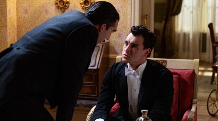Da sinistra: Guillermo Serrano (Lorenzo De La Mata) e Xavi Lock (Curro De La Mata) in una scena de “La Promessa”. Credits: RTI Mediaset.