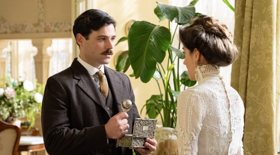 Da sinistra: Arturo Sancho (Manuel Luján) e Paula Losada (Jimena De Los Infantes) in una scena de “La Promessa”. Credits: Mediaset.