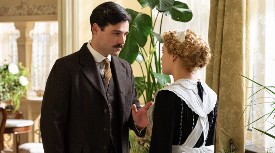 Da sinistra: Arturo Sancho (Manuel Luján) e Ana Garces (Jana Exposito) in una scena de “La Promessa”. Credits: RTI Mediaset.