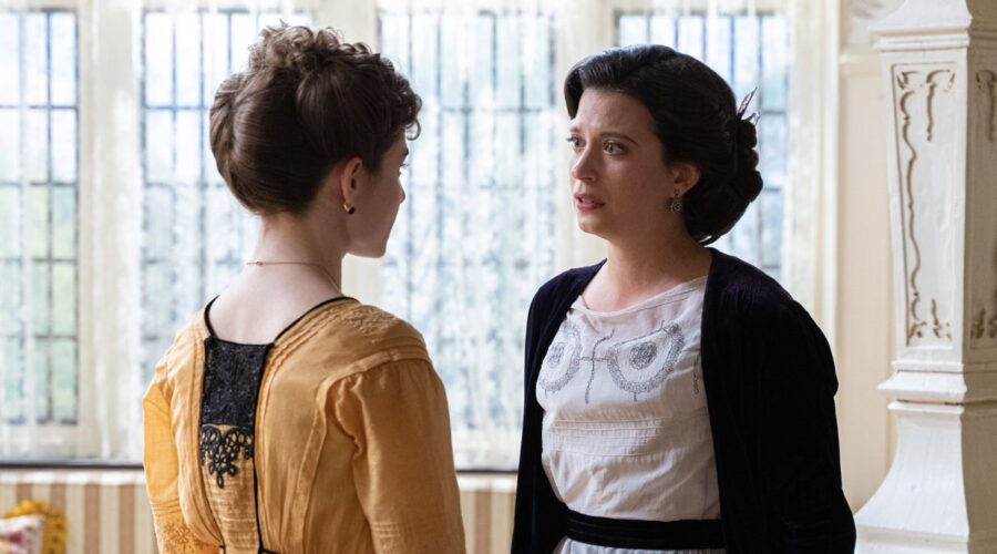 Da sinistra: Julia Martínez (Beatriz Oltra) e Amparo Piñero (Martina Luján) in una scena de “La Promessa”. Credits: RTI Mediaset.