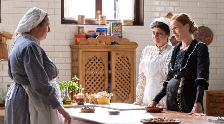 Da sinistra: Carmen Flores (Simona Martínez), Teresa Quintero (Candela García) e María Castro (Pía Adarre) in una scena de “La Promessa”. Credits: RTI Mediaset.