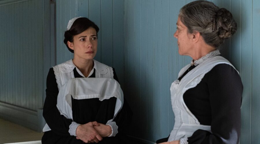 Da sinistra: Andrea del Río (Teresa Villamil) e Marga Martínez (Petra Arcos) in una scena de “La Promessa” in onda su Canale 5. Credits: Bambú Producciones/RTVE/RTI Mediaset.