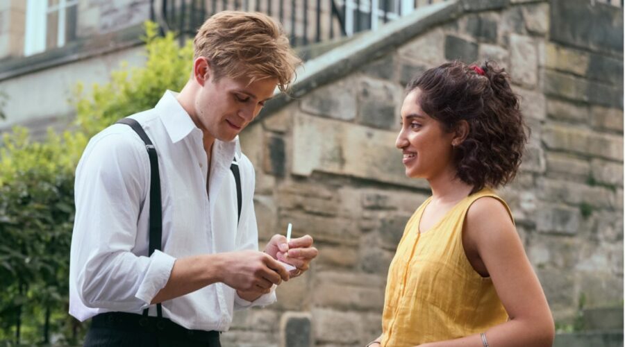 Da sinistra: Leo Woodall (Dexter Mayhew) e Ambika Mod (Emma Morley) in una scena della prima stagione di ”One Day”. Credits: Ludovic Robert/Netflix.