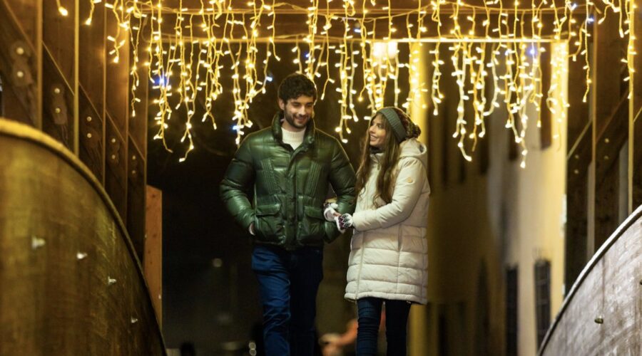 Da sinistra: Luca Turco (Niko) e Benedetta Valanzano (Valeria) in una scena di “Un Posto Al Sole”. Credits: Rai.
