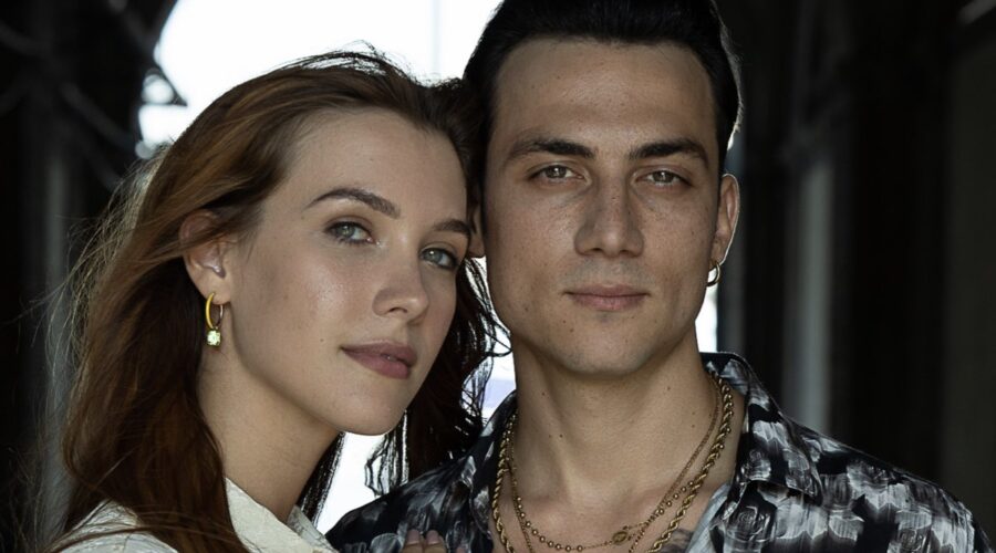 Da sinistra: Ludovica Coscione (Teresa Polidori) e Matteo Paolillo (Edoardo Conte) in un posato per “Mare Fuori 4”. Credits: Sabrina Cirillo/Rai.