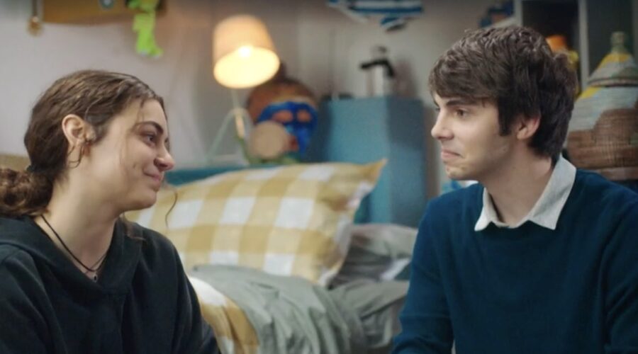 Screenshot di Ludovica Porreca (Aria) e Lorenzo Dellapasqua (Tommaso) in una scena del primo episodio di “S-Fidiamoci”. Credits: Rai.