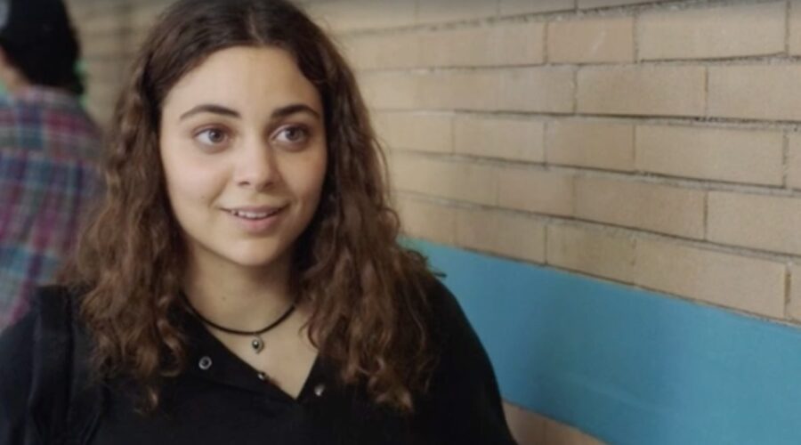 Screenshot di Ludovica Porreca (Aria) in una scena del primo episodio di “S-Fidiamoci”. Credits: Rai.