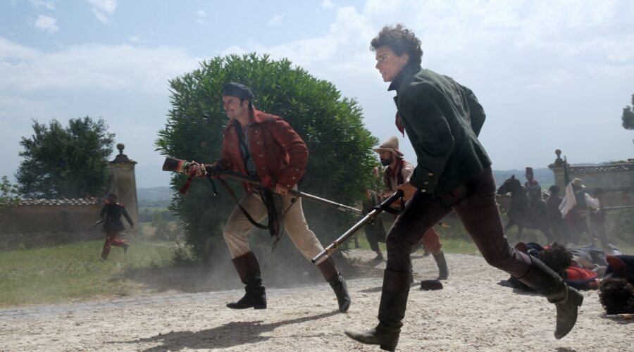 Da sinistra: Amedeo Gullà (Nino Bixio) e Riccardo De Rinaldis Santorelli (Goffredo Mameli) in una scena di ”Mameli - Il ragazzo che sognò l'Italia” Credits: Rai.